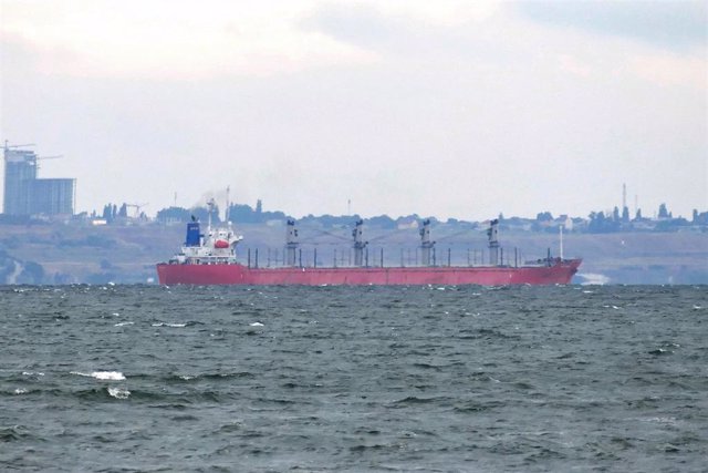 Barco traslada grano ucraniano desde el puerto de Odesa 