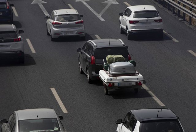 Archivo - Imagen de archivo de vehículos circulando por una carretera.