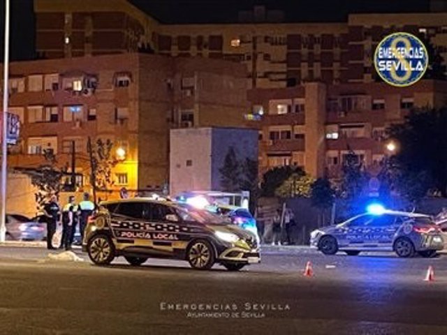 Agentes de Policía Local en la zona del atropello mortal a una mujer en un paso de peatones en la Avenida de Jerez de Sevilla