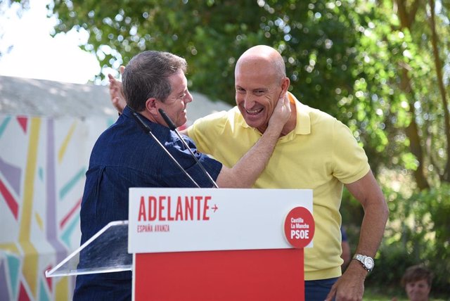 El presidente de Castilla-La Mancha, Emiliano García-Page, junto al candidato del PSOE por Cuenca al Congreso, Luis Carlos Sahuquillo.