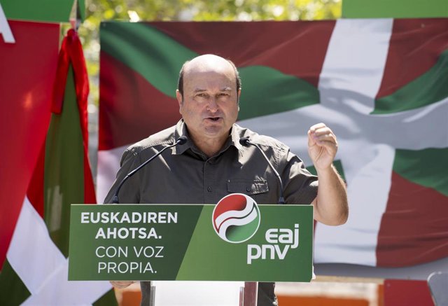 El presidente del EBB, Andoni Ortuzar, durante el mitin Festa Euskal Ahotsa Gira, en Vitoria-Gasteiz, Vizcaya, País Vasco (España).