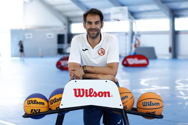 El exjugador de baloncesto José Manuel Calderón, en su campus junto a Drafteados en la Universidad Alfonso X El Sabio. 