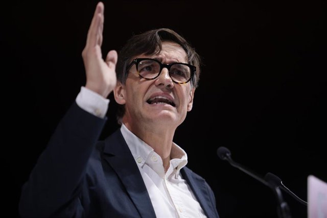 El primer secretario del PSC, Salvador Illa, interviene en un mitin electoral, en el Palacio de Congresos, a 16 de julio de 2023, en Barcelona, Catalunya (España). Este mitin electoral del PSOE se enmarca dentro de la campaña electoral que está llevando a