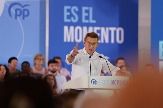 El presidente del Partido Popular, Alberto Núñez Feijóo, interviene durante un mitin electoral de cara al 23J, en el Palacio de Congresos, a 16 de julio de 2023, en Zaragoza, Aragón,  (España). Feijóo ha visitado doce comunidades autónomas dentro de su to