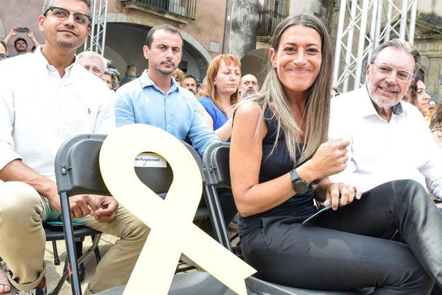 La cadira de Puigdemont buida durant el míting