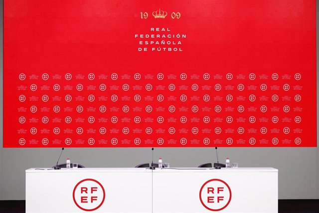 Archivo - General view during a press conference of the Spanish Football Federation RFEF.