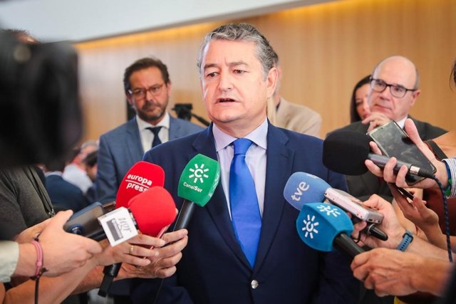 El consejero de la Presidencia, Interior, Diálogo Social y Simplificación Administrativa, Antonio Sanz, este lunes en Granada