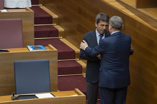 El presidente del PPCV, Carlos Mazón (i), y el 'president' de la Generalitat en funciones, Ximo Puig (d).