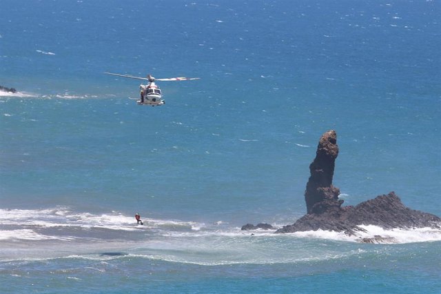 Archivo - Un helicóptero de Salvamento Marítimo en aguas del Parque Natural Cabo de Gata-Níjar (Almería)