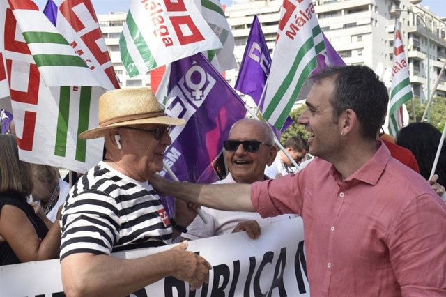 El candidato número 1 de Sumar al Congreso por Málaga, Toni Valero, durante la concentración convocada por los sindicatos en Málaga ante los recortes en el SAS
