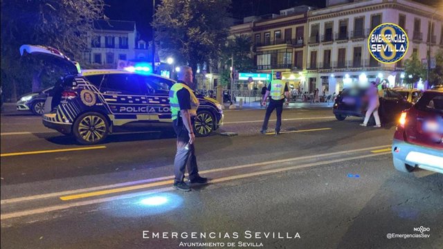 Policías locales interviniendo en la zona de la avenida Menéndez Pelayo de Sevilla donde se produjo el accidente.