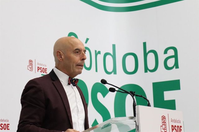Archivo - El portavoz del PSOE en el Ayuntamiento de Córdoba, Antonio Hurtado, en la sede de su partido.