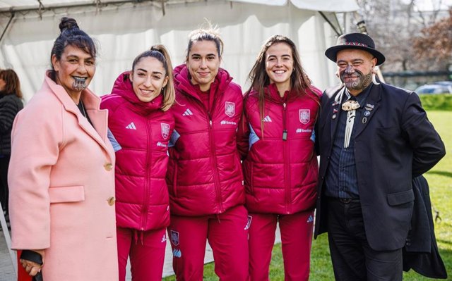 Olga Carmona, Cata Coll y María Pérez junto a autoridades locales durante el acto de bienvenida a la Selección en Palmerston North