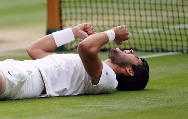 El tenista español Carlos Alcaraz en el momento de ganar Wimbledon 2023
