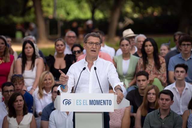 El candidato del PP para la Presidencia del Gobierno, Alberto Núñez Feijóo, durante un mitin para las elecciones del 23J en Turó Park, a 17 de julio de 2023, en Barcelona, Catalunya (España). Feijóo ha participado en un mitin de su partido de cara a las e