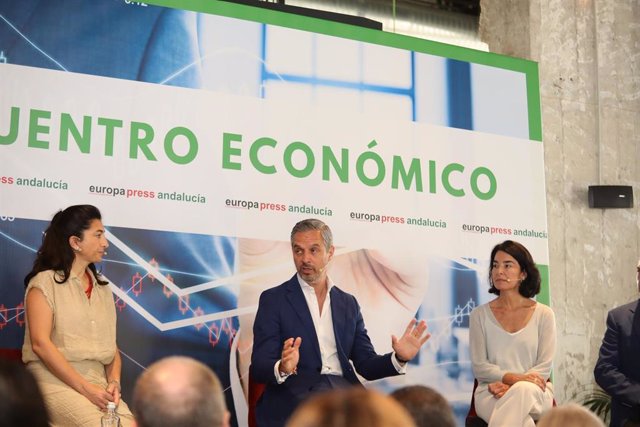 El vicesecretario de Economía del PP, Juan Bravo, durante su participación en un encuentro económico de Europa Press Andalucía junto al presidente de ATA, Lorenzo Amor; la CEO de Alestis Aerospace, María Eugenia Clemente; la directora de Relaciones Corpor