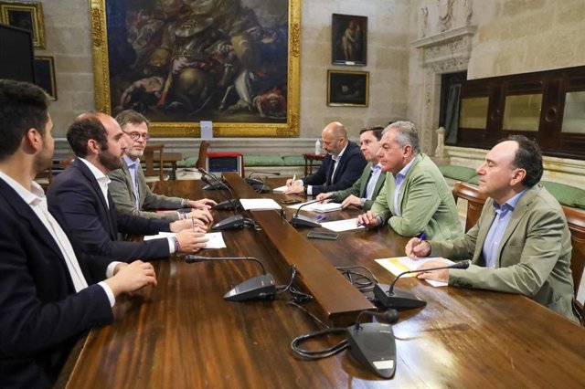 El alcalde de Sevilla, José Luis Sanz, en el Ayuntamiento reunido con el presidente de Sevilla Quiere Metro, Manuel Alejandro Moreno Cano; su tesorero, Víctor Aguilar; y su secretario, Enrique de Álava.
