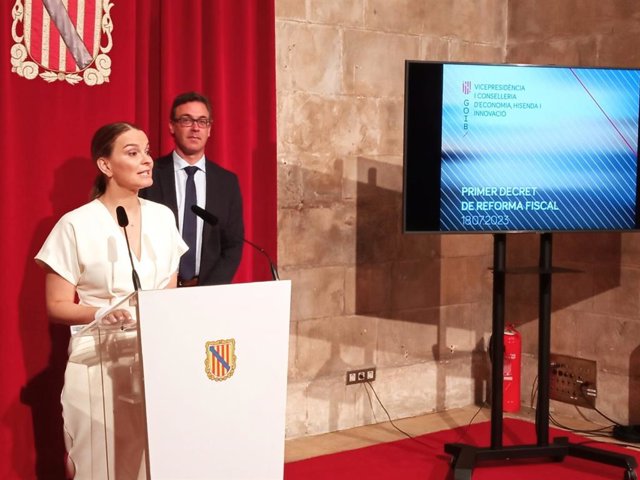 La presidenta del Govern, Marga Prohens, y el portavoz del Ejecutivo, Antoni Costa.