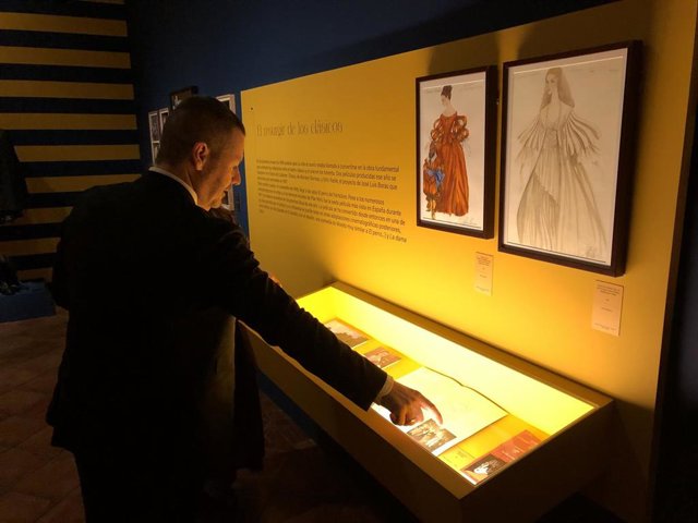 El consejero de Cultura, Turismo y Deporte de la Comunidad de Madrid, Mariano de Paco, visita la exposición 'Los clásicos en las pantallas' en la Casa Museo de Lope de Vega en Madrid.