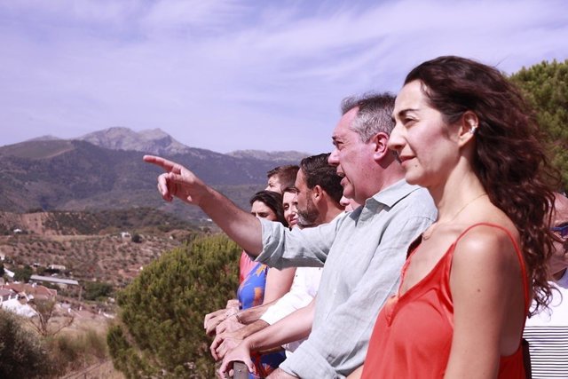 El secretario general del PSOE de Andalucía, Juan Espadas, en Yunquera, en el Parque Nacional Sierra de las Nieves.