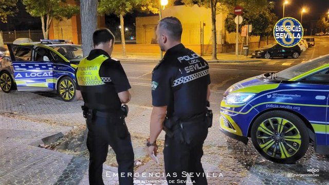 Dos agentes de la Policía Local en la calle Torneo, donde ocurrieron los hechos.