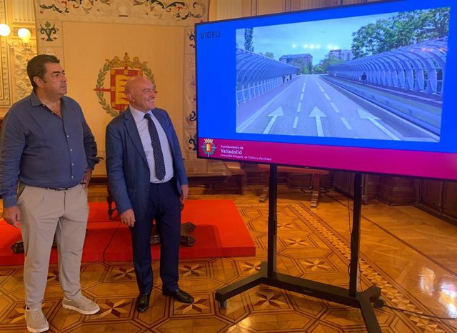 El concejal de Tráfico y Movilidad, ALberto Gutiérrez, junto al alcalde, Jesús Julio Carnero, observan la animación con el proyecto de ampliación del Puente de Poniente.