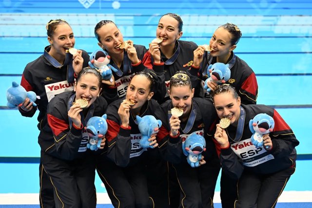 El equipo español posa con su medalla de oro en la rutina técnica de la natación artística de los Mundiales de Fukuoka