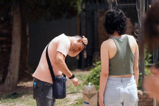 Una pareja se refresca por las altas temperaturas en Málaga
