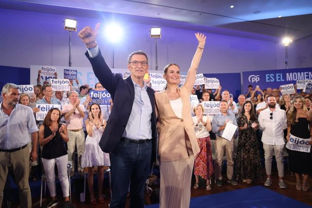 Archivo - El líder del PP y candidato a la presidencia del Gobierno, Alberto Núñez Feijóo, junto a la presidenta del Govern, Marga Prohens