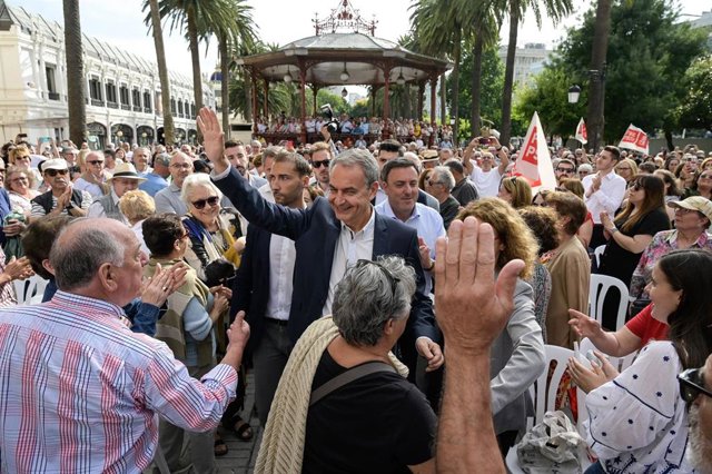 El expresidente del Gobierno José Luis Rodríguez Zapatero saluda a simpatizantes durante un acto de campaña del PSOE, en los Jardines de Méndez Núñez, a 18 de julio de 2023, en A Coruña, Galicia (España). Este es uno de los actos de la campaña electoral d