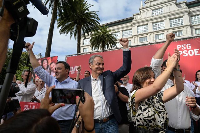 El expresidente del Gobierno José Luis Rodríguez Zapatero (2i), durante un acto de campaña del PSOE, en los Jardines de Méndez Núñez, a 18 de julio de 2023, en A Coruña, Galicia (España). Este es uno de los actos de la campaña electoral del PSOE de cara a