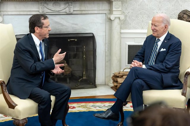 El presidente de Estados Unidos, Joe Biden (derecha), y su homólogo israelí, Isaac Herzog (izquierda)