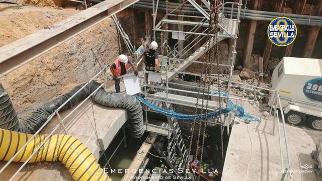 Rescate de un trabajador herido en las obras del colector emisario Puerto en la avenida de Las Razas, en Sevilla.