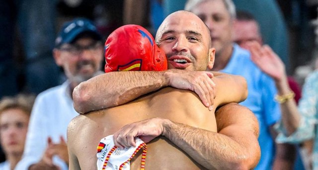 Archivo - Abrazo de Felipe Perrone y Unai Aguirre en el oro del Danubio