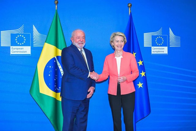 El presidente de Brasil, Luiz Inacio Lula da Silva, y la presidenta de la Comisión Europea, Ursula Von der Leyen, en una reunión en Brasil