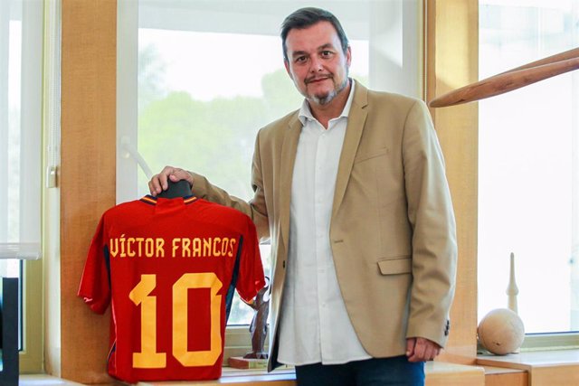 El presidente del CSD, Víctor Francos, posa con una camiseta de la selección española de fútbol en la sede del Consejo en Madrid.