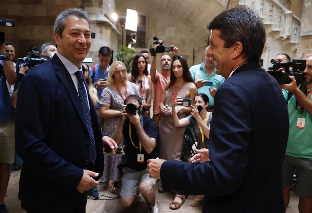 El nuevo vicepresidente primero, Vicente Barrera, saluda al 'president' Carlos Mazón