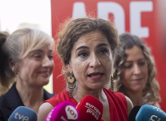 La vicesecretaria general del PSOE y cabeza de lista al Congreso por Sevilla, María Jesús Montero, atiende a los medios antes participar en un encuentro sobre feminismo. A 19 de julio de 2023, en Sevilla (Andalucía, España).