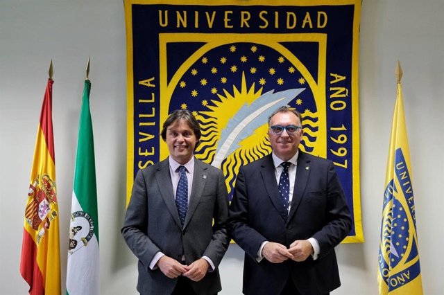 El consejero de Turismo, Cultura y Deporte, Arturo Bernal, junto al rector de la Universidad Pablo de Olavide (UPO), Francisco Oliva.