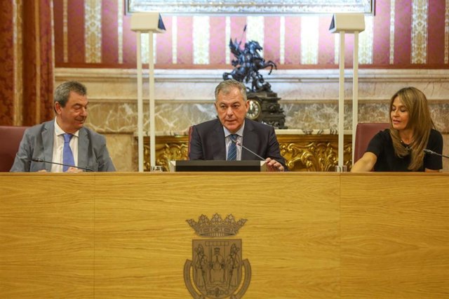 El alcalde de Sevilla, José Luis Sanz, preside la reunión del Cecop en el Ayuntamiento.