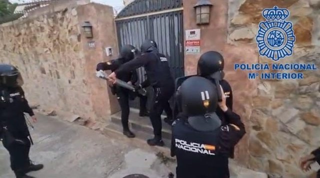 Agentes de la Policía Nacional en un registro en la operación Tusy.