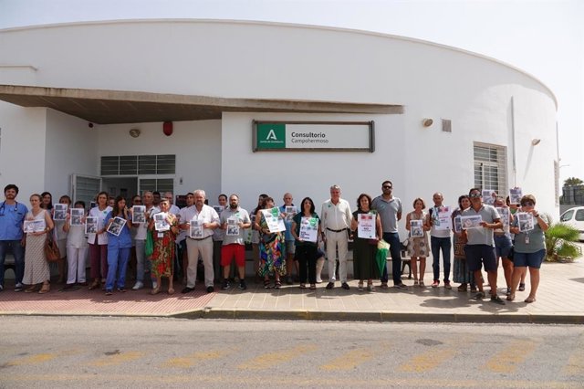 Concentración frente al centro de salud de Níjar (Almería) por la agresión a una médica.