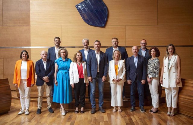 El presidente de la Diputación de Valencia, el 'popular' Vicent Mompó, ha presentado este miércoles por la tarde un equipo de gobierno compuesto por seis mujeres y seis hombres, todos pertenecientes al grupo del PP