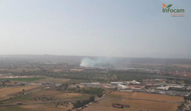 Cortan la N-502 tras reavivarse un incendio que se había extinguido en Talavera, en nivel 1