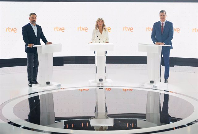 Los candidatos a la Presidencia, Santiago Abascal (Vox); Yolanda Díaz (Sumar), y Pedro Sánchez (PSOE), antes del debate electoral organizado por RTVE, en el Estudio 6 de Prado del Rey, a 19 de julio de 2023, en Madrid (España)
