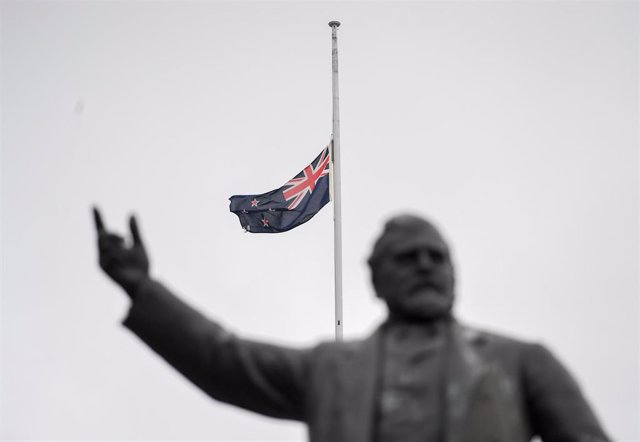 Archivo - Bandera de Nueva Zelanda a media asta