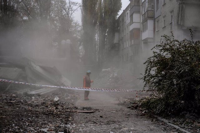 Archivo - Imagen de archivo de un agente de rescate frente a un edificio residencial dañado tras un ataque con misiles rusos contra un edificio residencial en Nikolaev, Ucrania