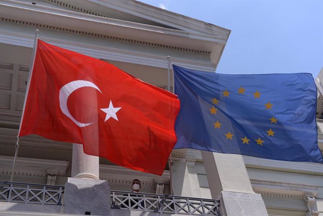 Archivo - Banderas de Turquía y la UE.