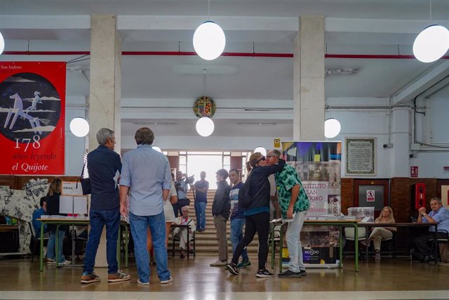 Archivo - Ciudadanos ejerciendo el derecho al voto  en un colegio electoral, a 28 de mayo de 2023, en Sevilla, (Andalucía, España). (Foto de archivo).