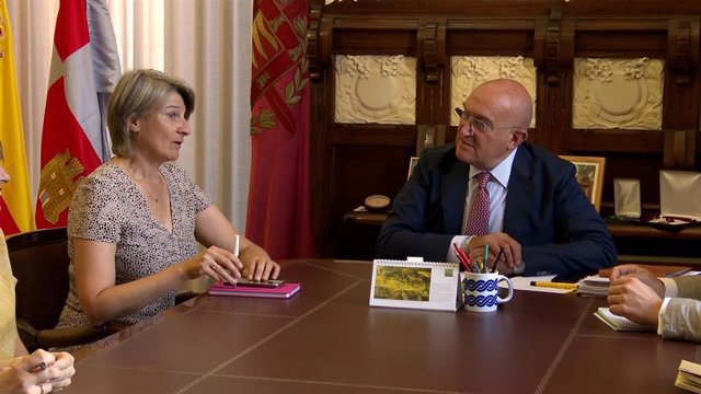 El alcalde de Valladolid, Jesús Julio Carnero, reunido con la directora general de Ouigo, Helene Valenzuela.